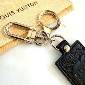 LOUIS VUITTON ‘Les Journées d’Automne’ Blk Leather Key Holder Charm EUC Like New